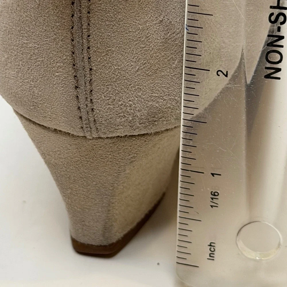 Tod's Wedge Pumps Womens Beige Suede Round Toe Italian Luxury Classic 37.5/7.5
